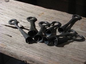 Metalliset kynttilänsammuttimet puupenkillä